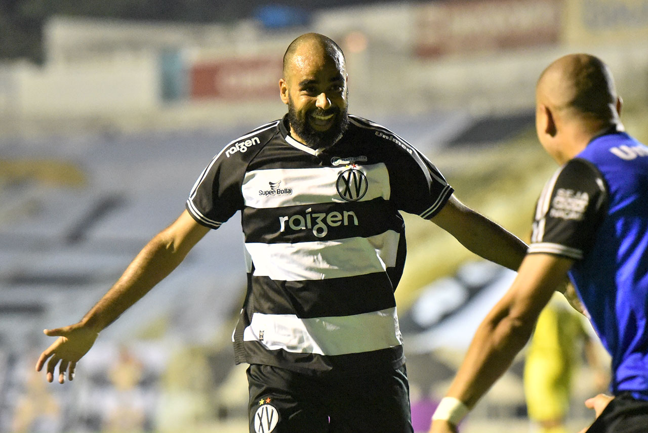 Daniel-Costa-comemora-primeiro-hat-trick-da-carreira-e-vitória-mas-ressalta-“não-podemos-ir-com-a-vantagem-emba